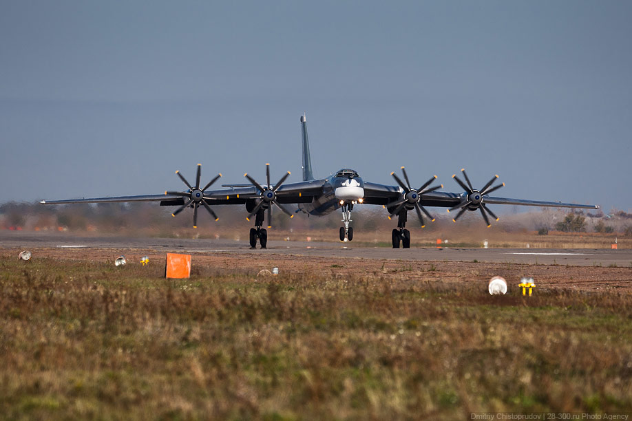 Стратегические бомбардировщики на авиабазе в Энгельсе. 